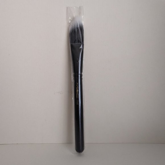 MAC 178SE Duo Fibre Angled Face Brush - Picture 1 of 2